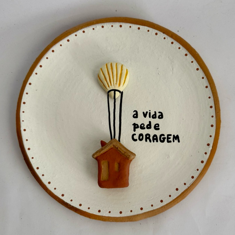 PRATO DE CERÂMICA ARTESANAL DECORATIVO 3D - CASINHAS